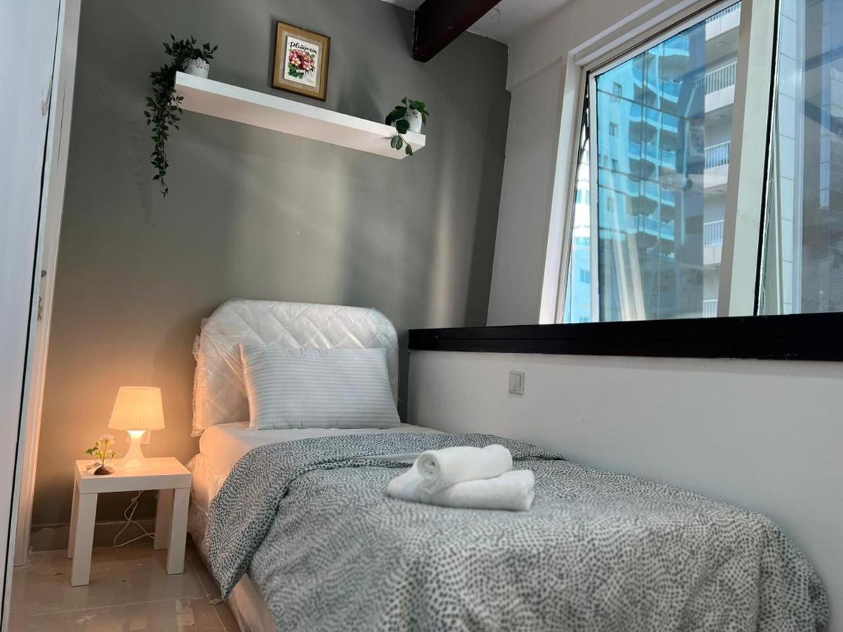Accommodatie bij particulieren Partition With Window Near Moe Metro