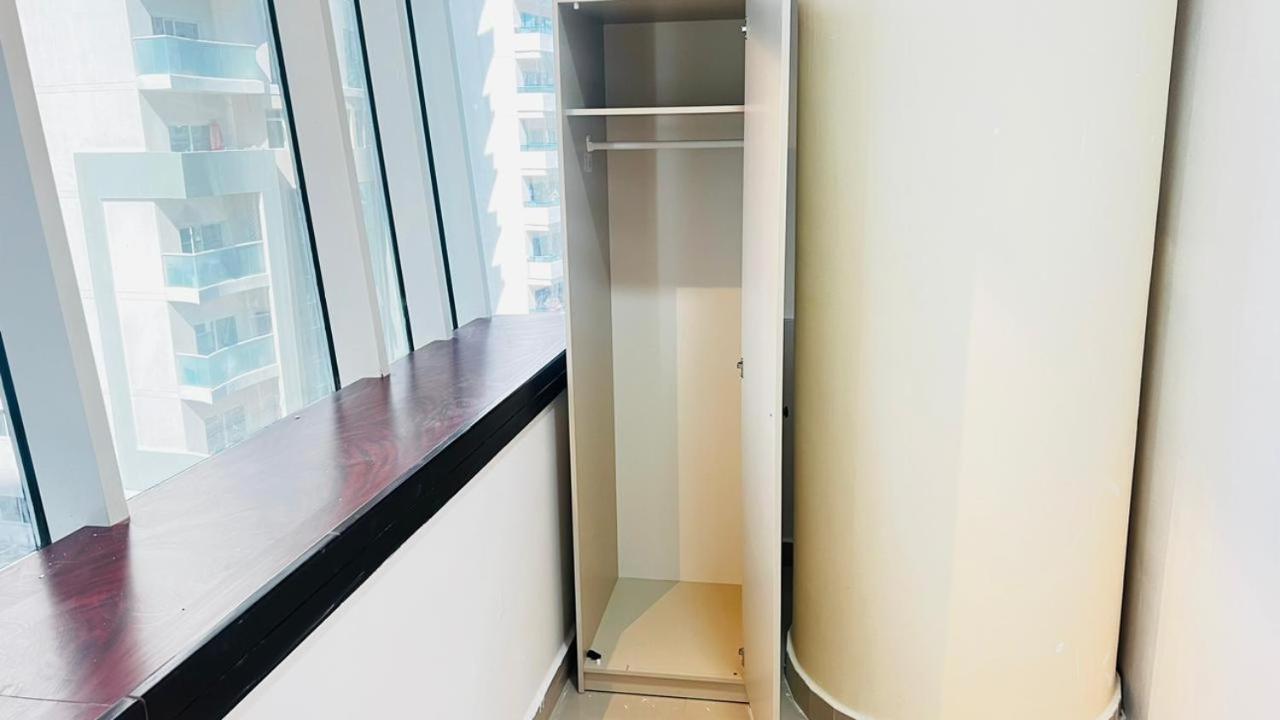 Partition With Window Near Moe Metro Accommodatie bij particulieren