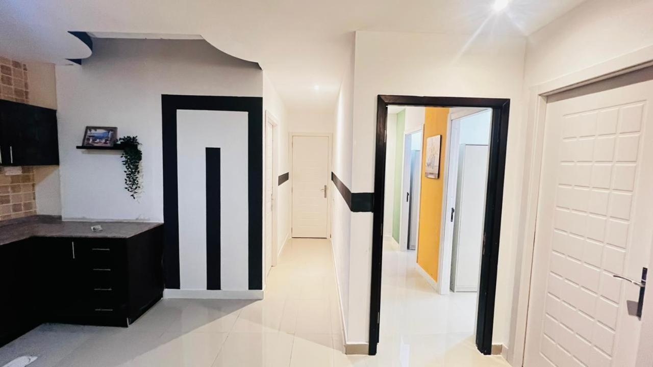 Partition With Window Near Moe Metro Accommodatie bij particulieren